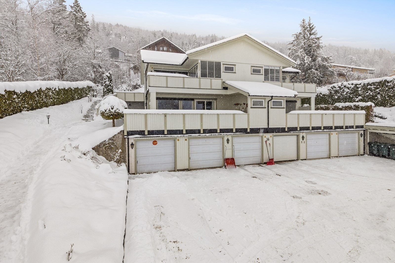 En pen terrasseleilighet med stor, solrik terrasse og garasje Galleribilde