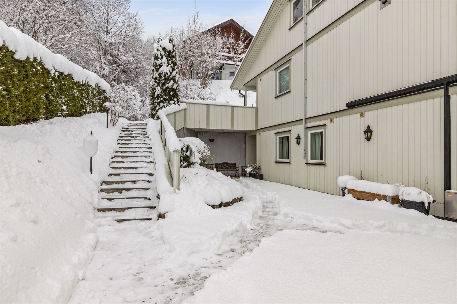 Overbygd inngangsparti med downlights i himling Galleribilde