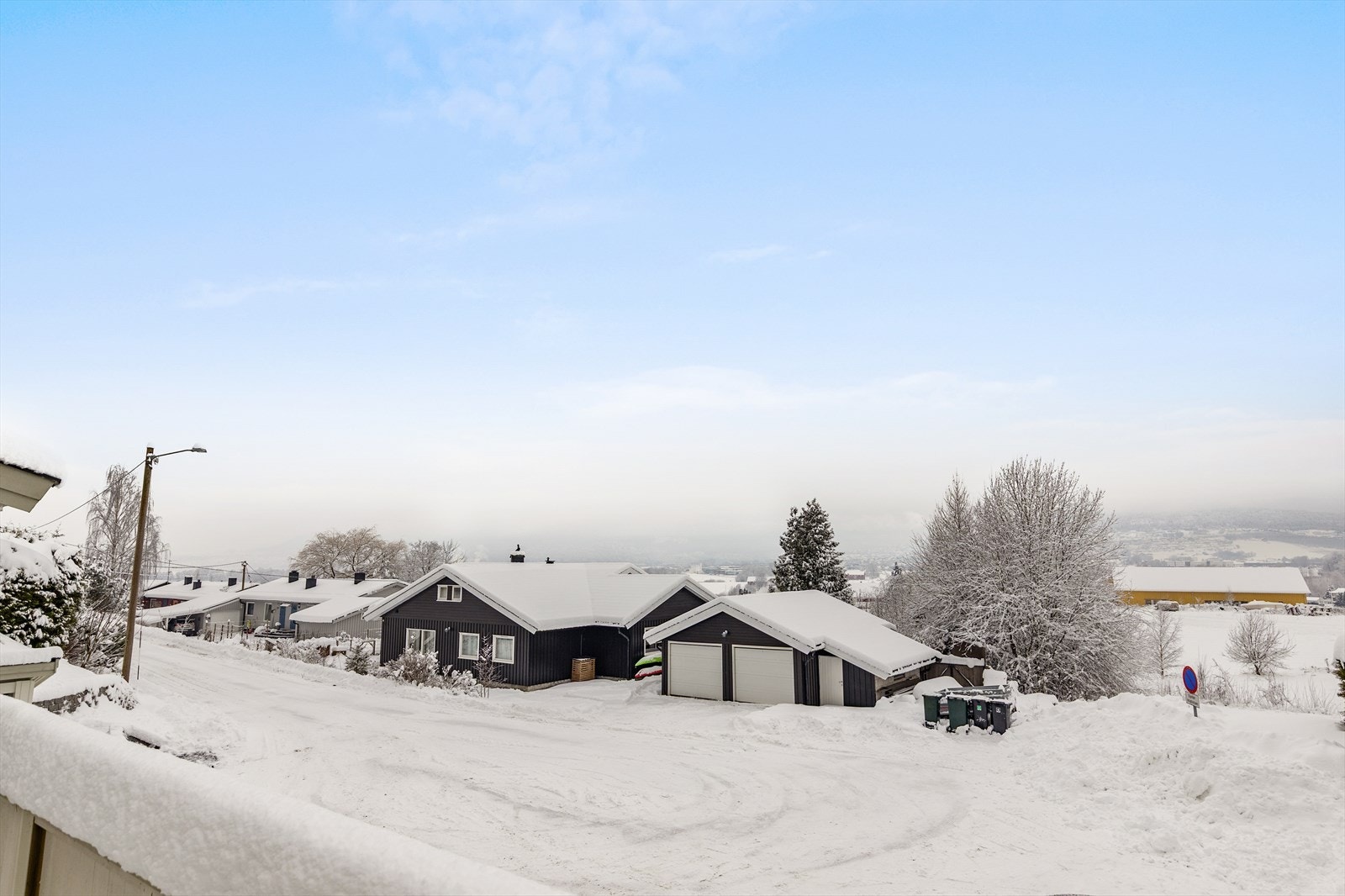Fra terrassen er det utsikt mot Drammensfjorden, Drammen og deler av Lierdalen. Galleribilde