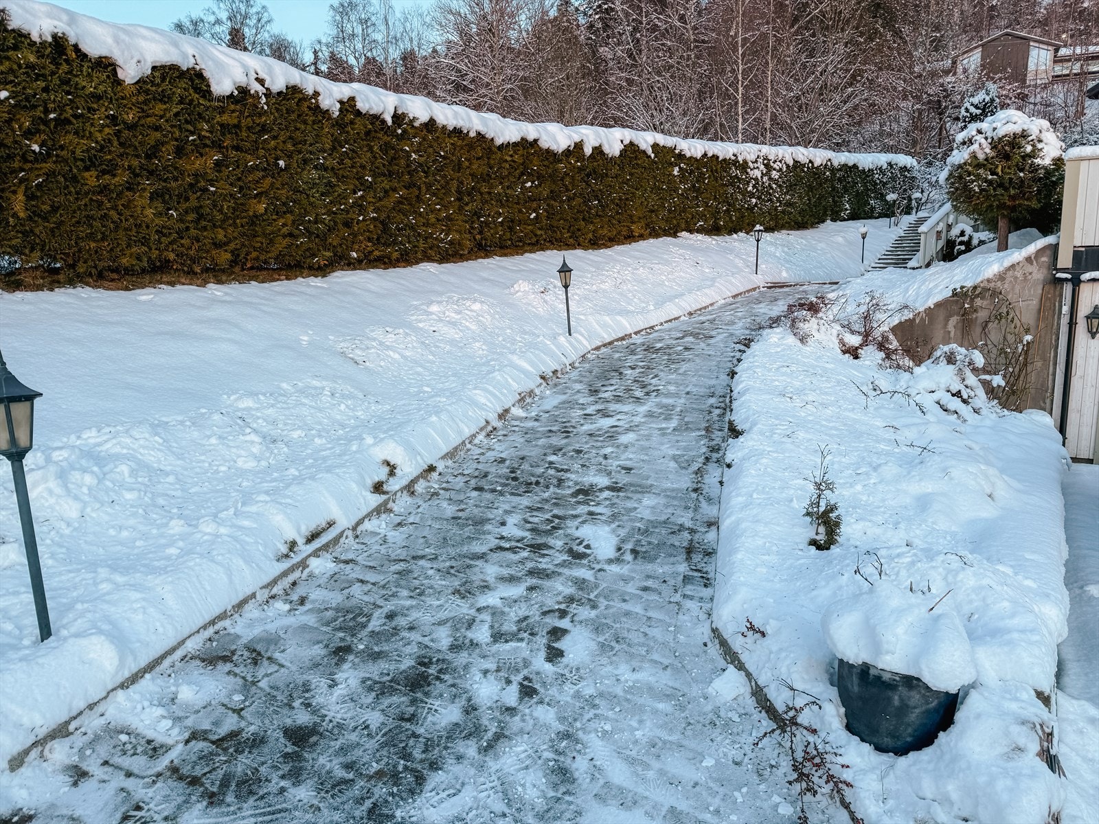 Fra garasjen er det belegningsstein opp til leiligheten. Galleribilde