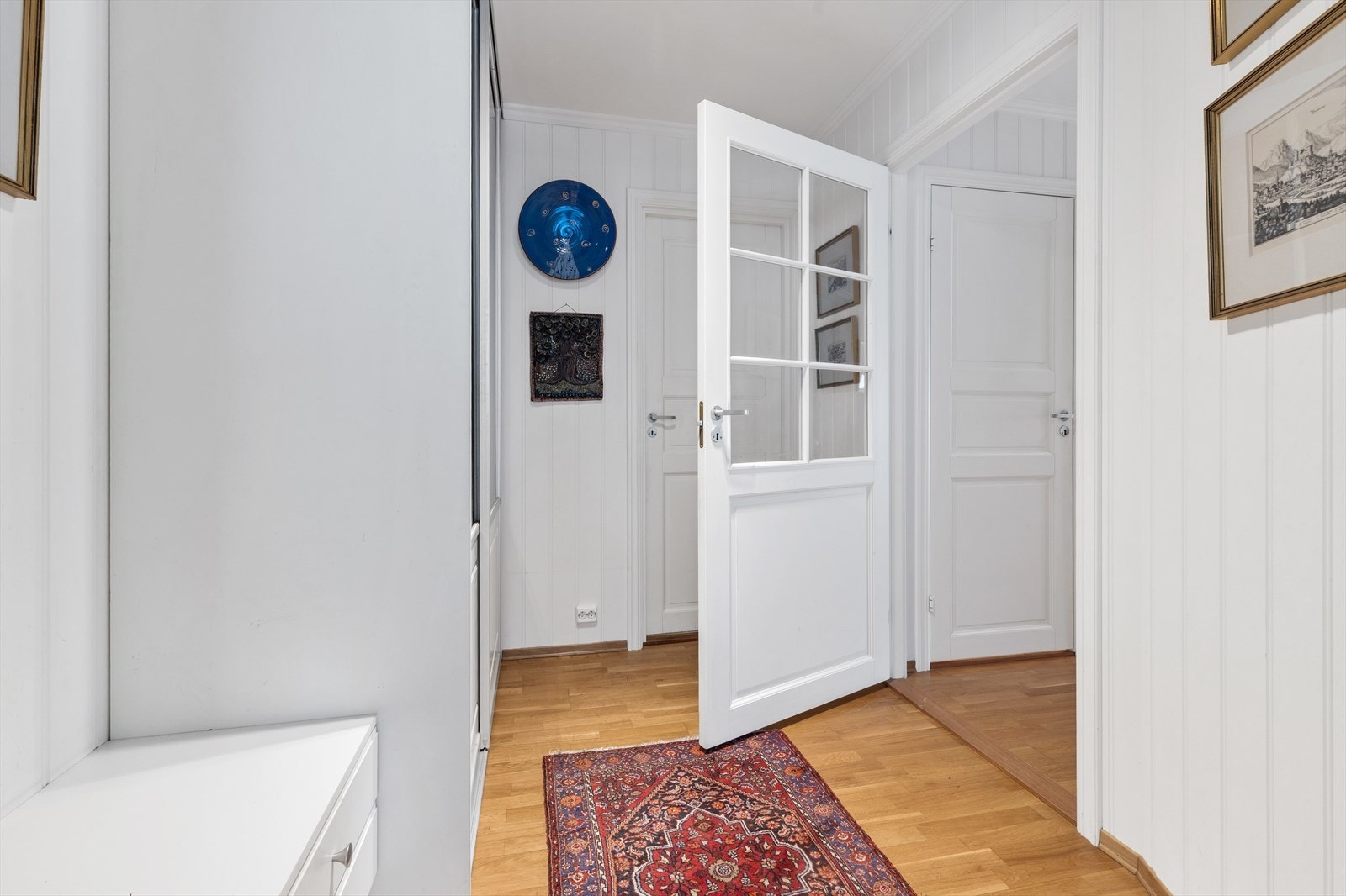 Entrè med garderobeskap og benk med skuffer. Galleribilde