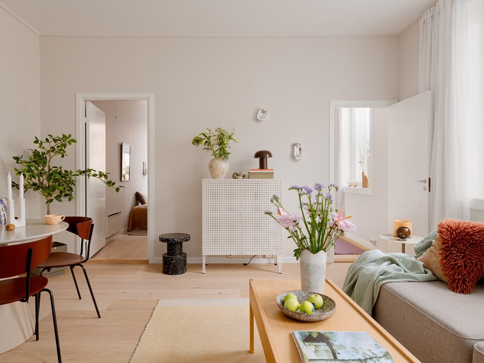 Leilighetens to soverom er praktisk plassert ved siden av hverandre, med adkomst fra stue. Galleribilde