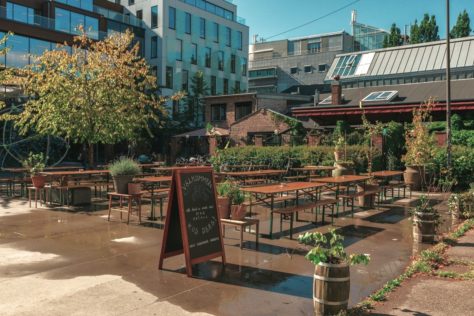 Teaterplassen yrer av liv og har flere hyggelige uteserveringer, som for eksempel populære Oslo mekaniske verksted. Galleribilde