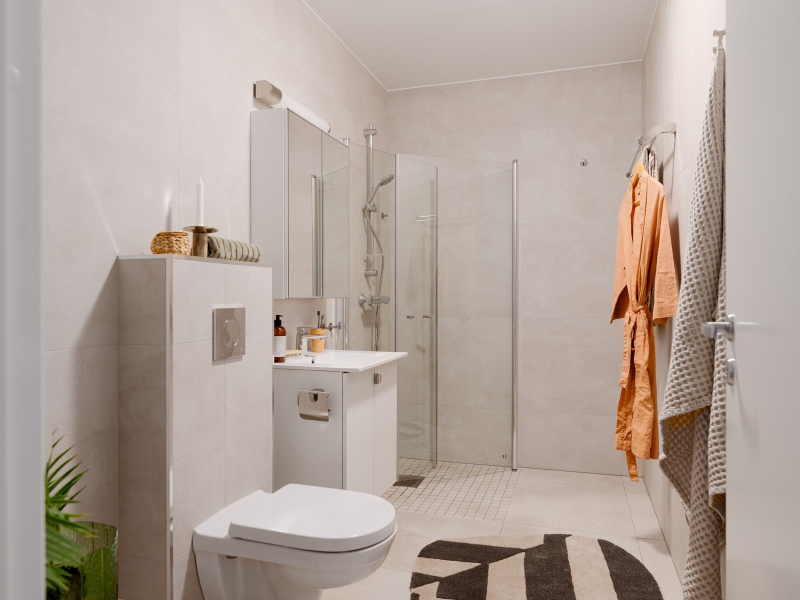 Det flislagte badet ble overflateoppgradert i 2021, med nye fliser og innredning. Galleribilde