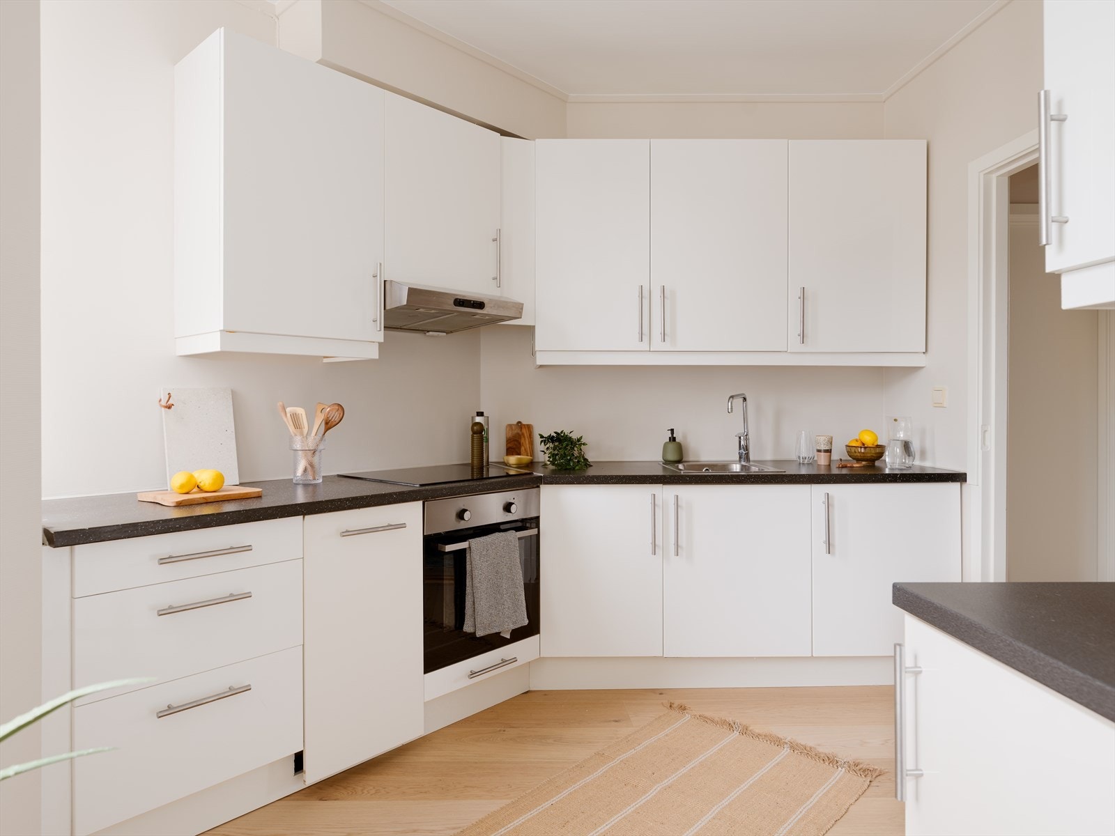 Leiligheten har separat kjøkken med adkomst fra entré. Galleribilde