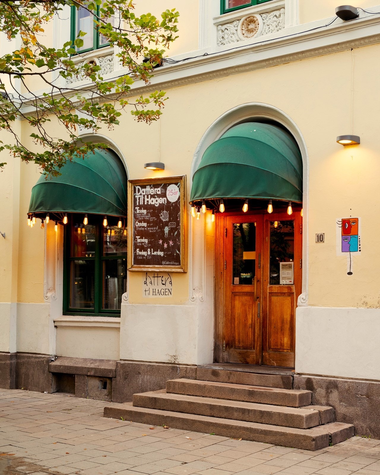 Dattera til Hagen er en fargerik bar, kafé og klubb i to etasjer med en av byens koseligste bakgårder. Dattera huser også konserter, improteater, standup og debatter. Galleribilde