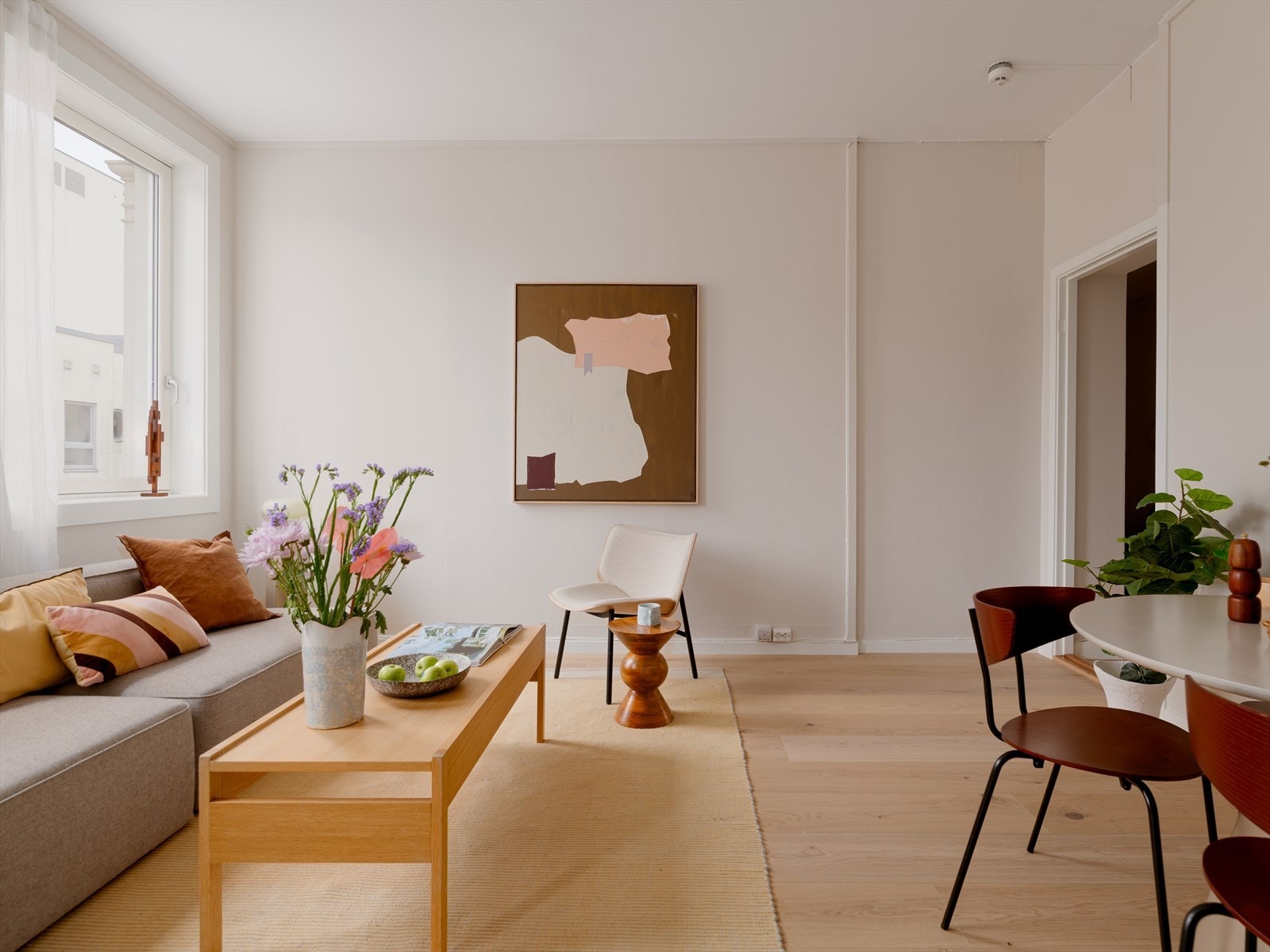 En lys og innbydende 3-roms, med god romfordeling og en sentral beliggenhet. Galleribilde