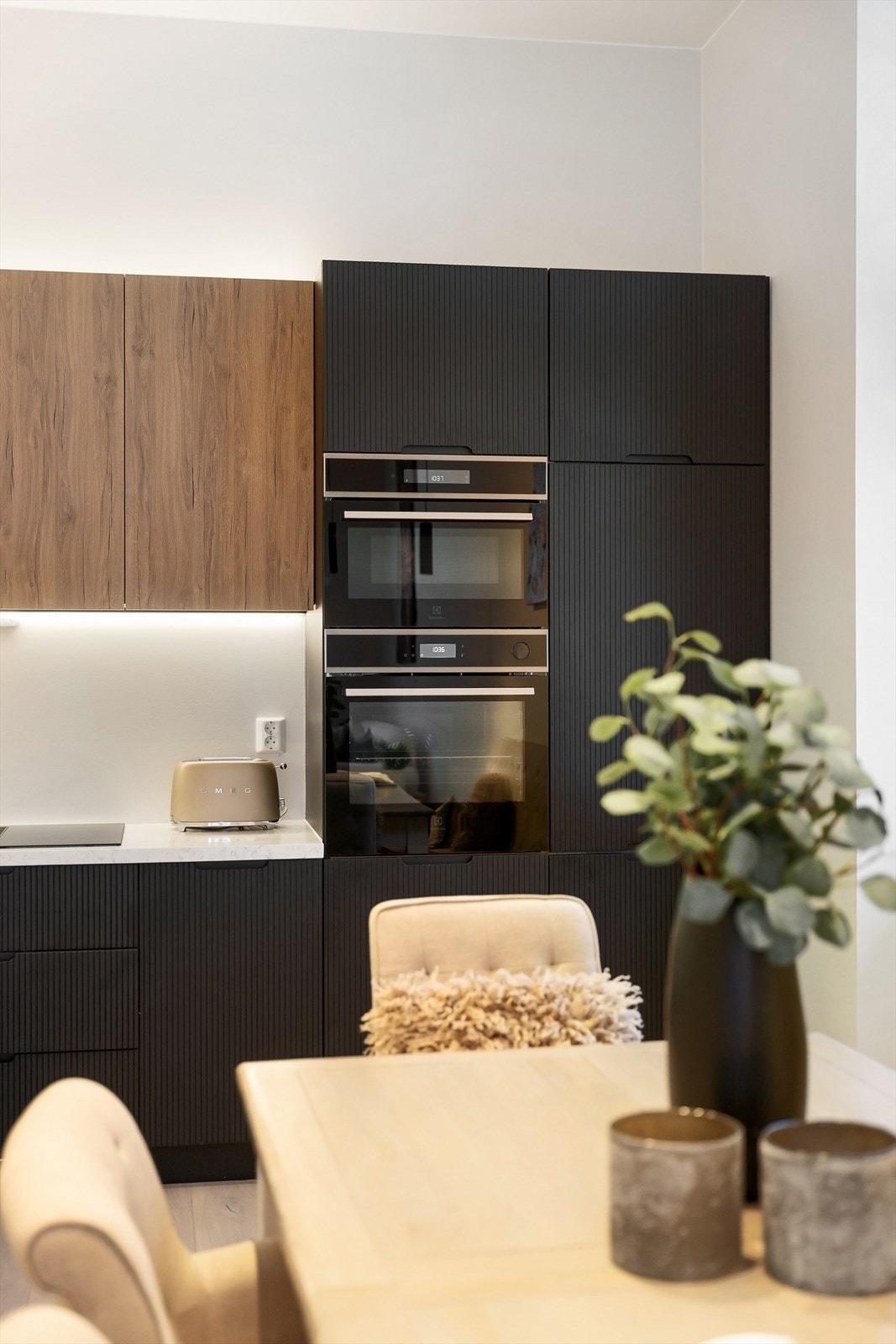 Det er kjøl-/fryseskap, platetopp med integrert ventilator, mikrobølgeovn og stekeovn. Galleribilde