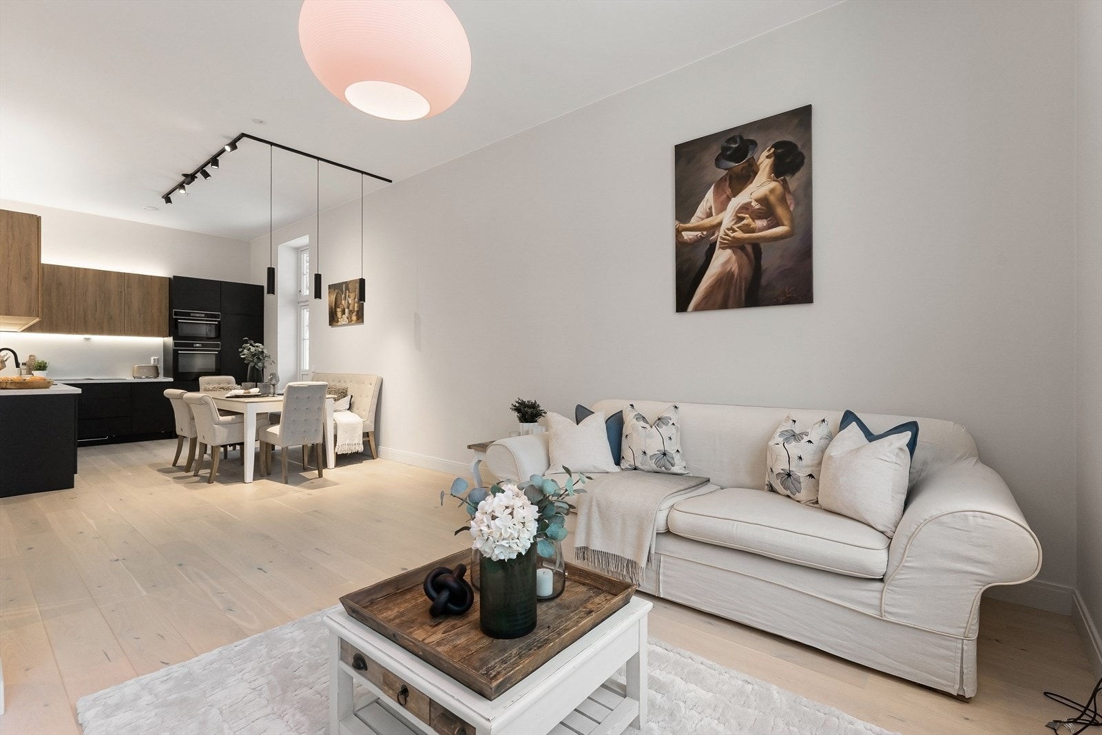 Stuen har åpen løsning mot kjøkkenet og byr på god takhøyde samt store vindusflater som slipper inn rikelig med lys. Galleribilde