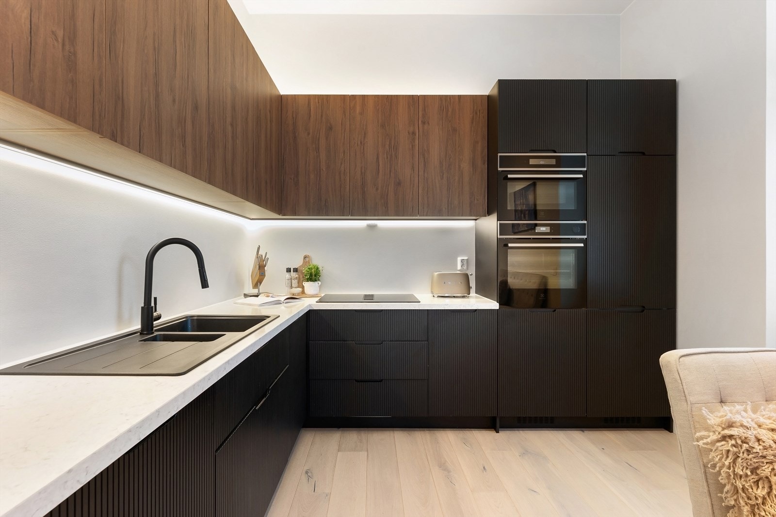 Innredningen har profilerte fronter og laminat benkeplate. Galleribilde