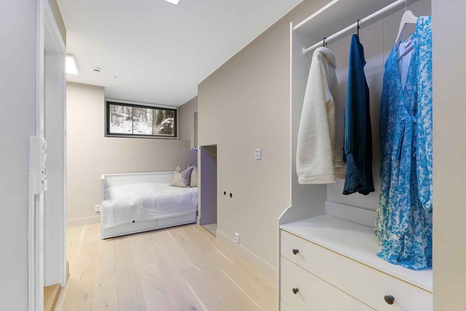 Det er egen inngang til underetasjen hvor man vil kunne etablere en hybel eller leie ut rom. I Asker kommune er det søknadspliktig å sette inn kjøkken nummer to. Galleribilde