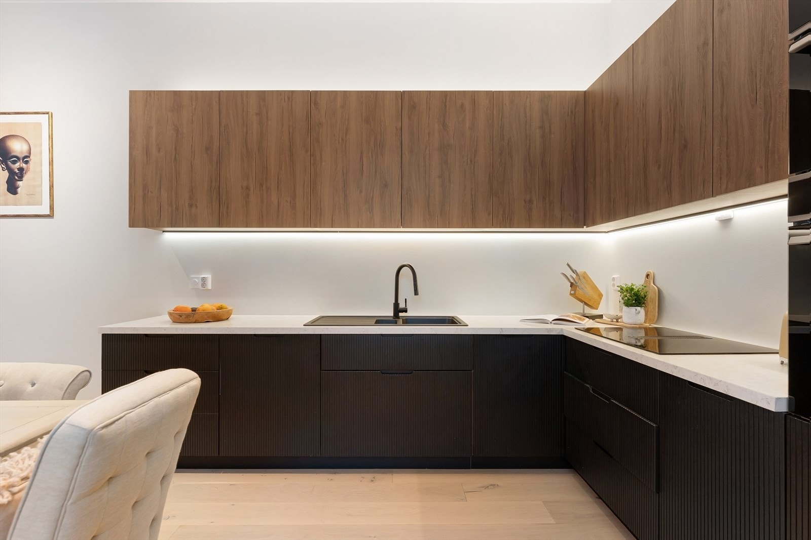 Kjøkkenet er praktisk utformet med innredning langs to vegger. Galleribilde