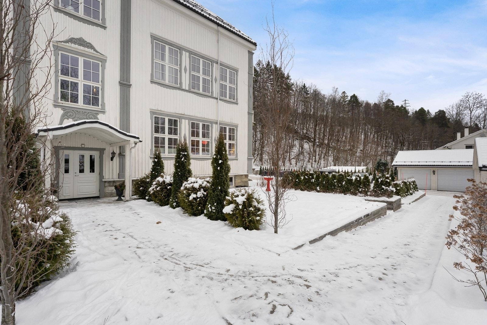 Skolebakken 8 C ligger i den gamle skolebygningen i Slemmestad, i et tilbaketrukket og barnevennlig område ved Slemmestad stadion. Galleribilde