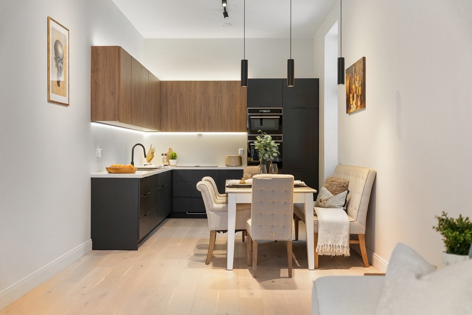 Kjøkkenet ligger i åpen løsning mot stuen. Galleribilde