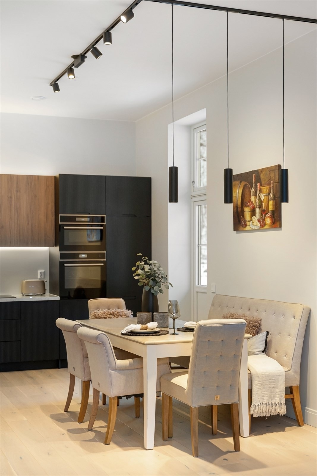 Spiseplassen ligger i praktisk forlengelse av kjøkkenet. Galleribilde