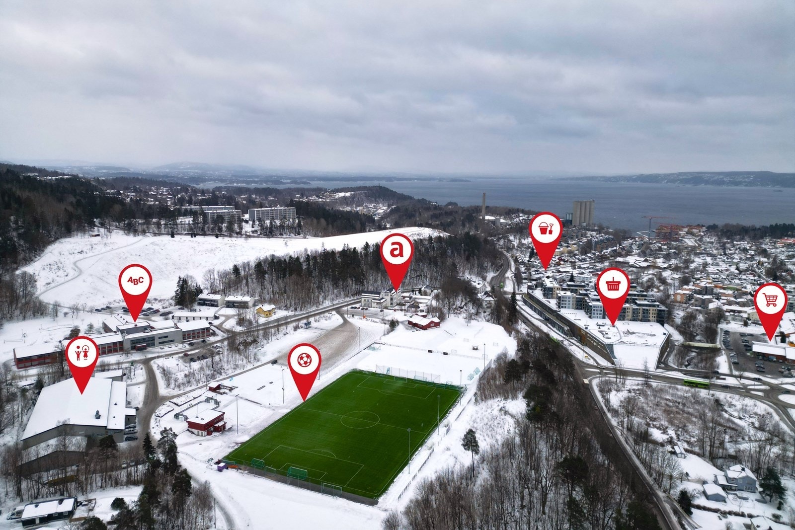 Markører fra venstre: Slemmestadhallen, Slemmestad Ungdomsskole, Kunstgressbane, Boligen, Slemmestad Barnehage, Rortunet Senter og Kiwi Rortunet Galleribilde