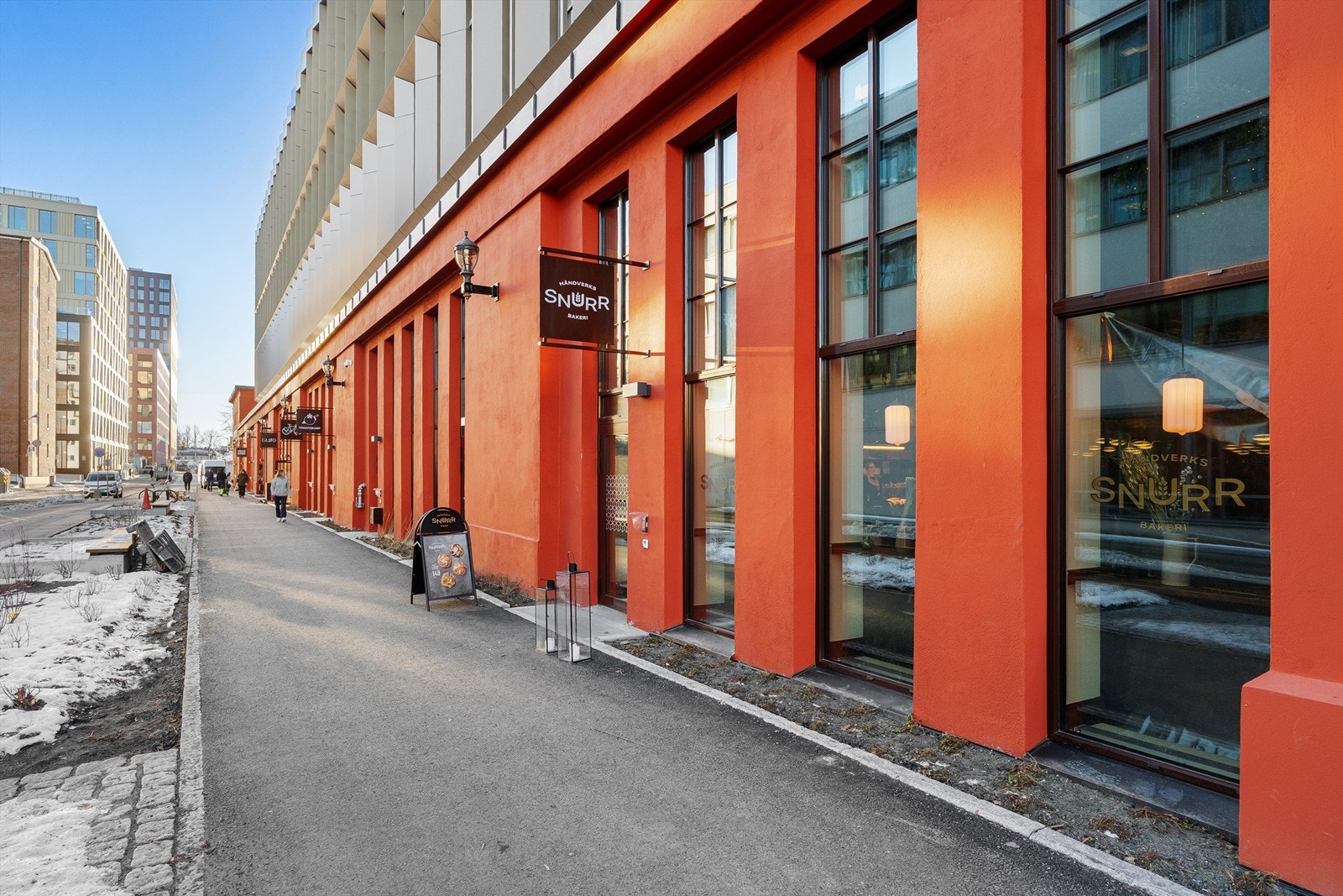 Området byr på et godt utvalg av dagligvarebutikker, treningssentre, kaféer og øvrige servicetilbud. En kort spasertur tar deg til Midtbyen, hvor du finner et rikt utvalg av butikker, restauranter og kulturtilbud. I tillegg ligger Nidelva like i nærheten. Galleribilde