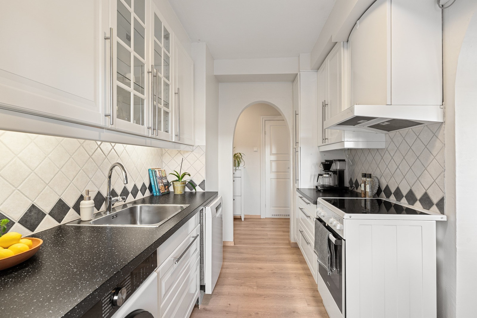 Funksjonell løsning og gode arbeidsflater gjør kjøkkenet effektivt i bruk. Vannstopper er installert for ekstra trygghet. Galleribilde