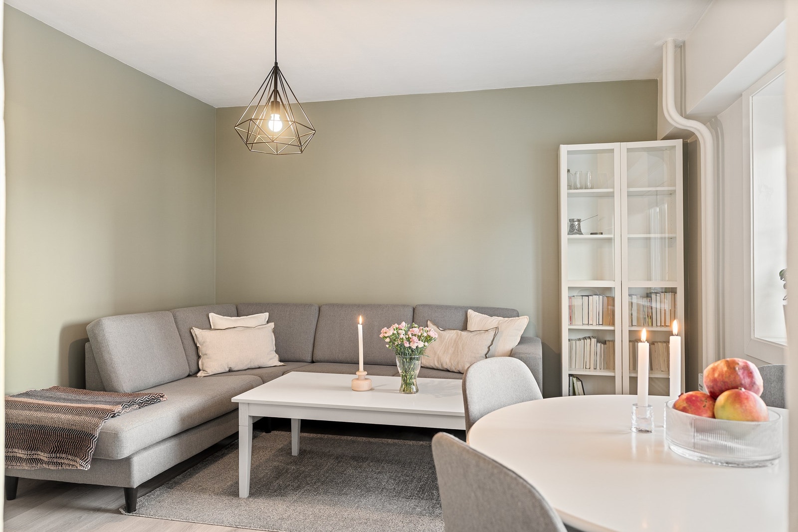 Stuen har en god og funksjonell planløsning og er lett å møblere med de flere sonene i rommet. En sosial og trivelig sone for både hverdager og gjester. Foto: Krokstad-Nervik (Ekaterina Krokstad) Galleribilde