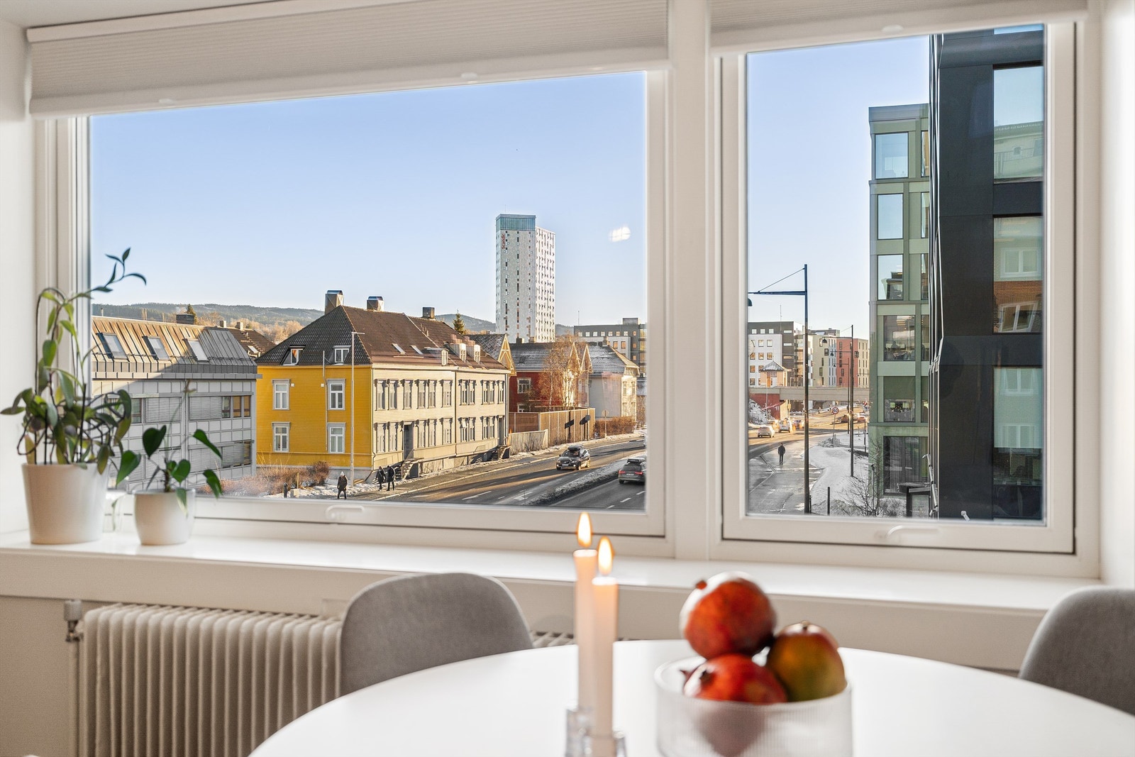 Fra stuen har du utsyn over nærområdet og Elgeseter. Beliggenheten gir en urban og levende atmosfære rett utenfor vinduet. Foto: Krokstad-Nervik (Ekaterina Krokstad) Galleribilde