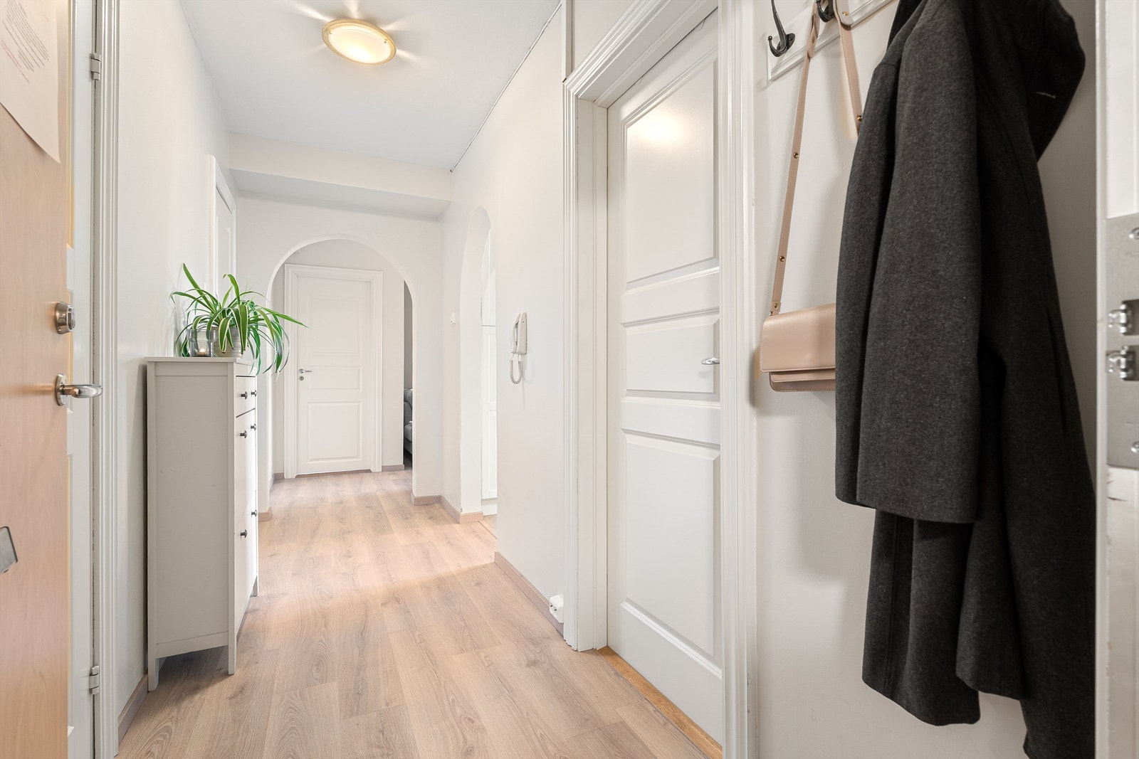Romslig gang/entré på 6 kvm med god plass til oppbevaring og yttertøy og sko. Leiligheten har gjennomgående laminatgulv som gir en helhetlig stil. Galleribilde