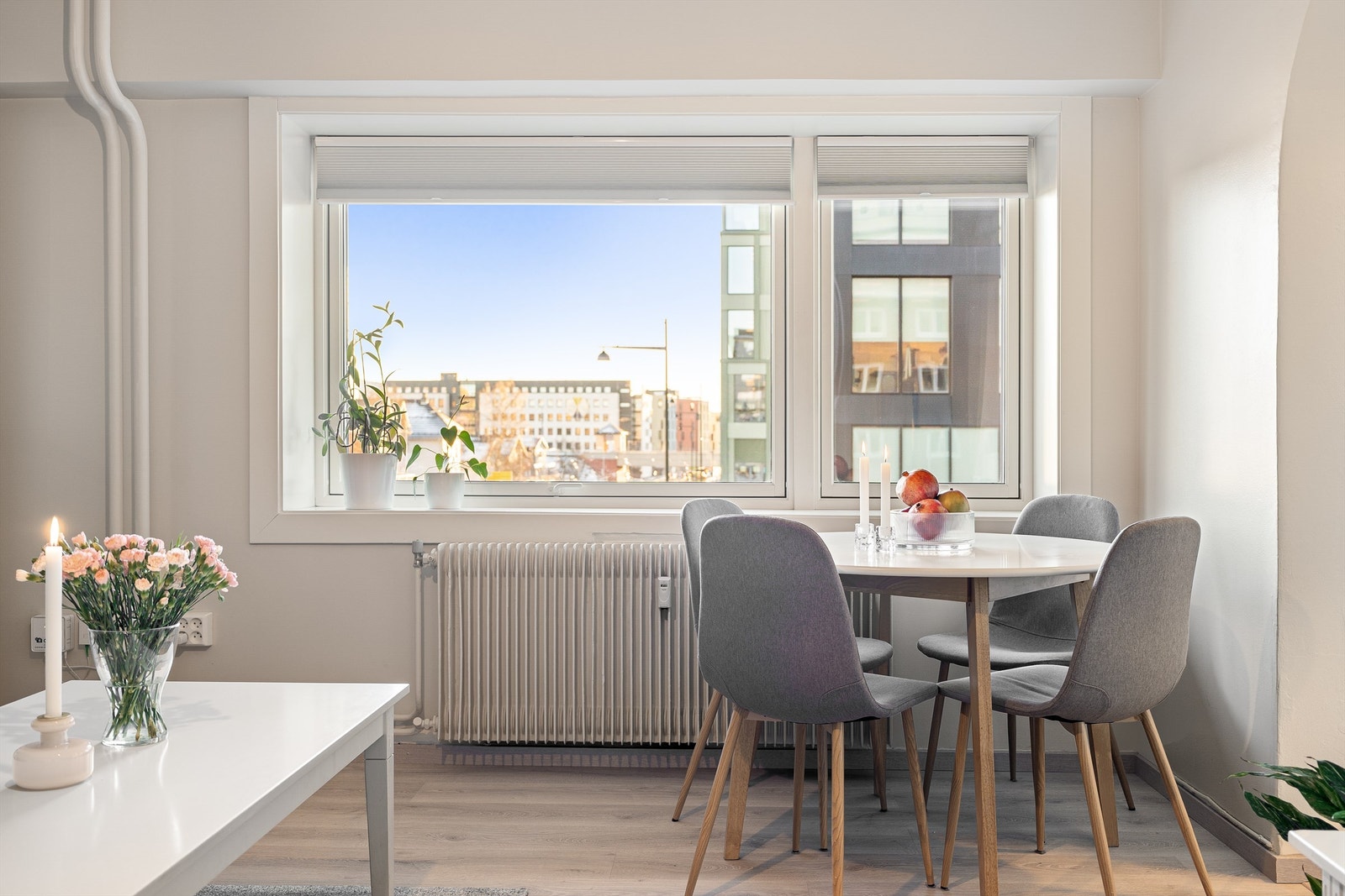 Lys og luftig stue med god plass til både sofa- og spisegruppe. Utstrakte vindusflater sikrer rikelig med naturlig dagslys og gir rommet en luftig atmosfære. Galleribilde