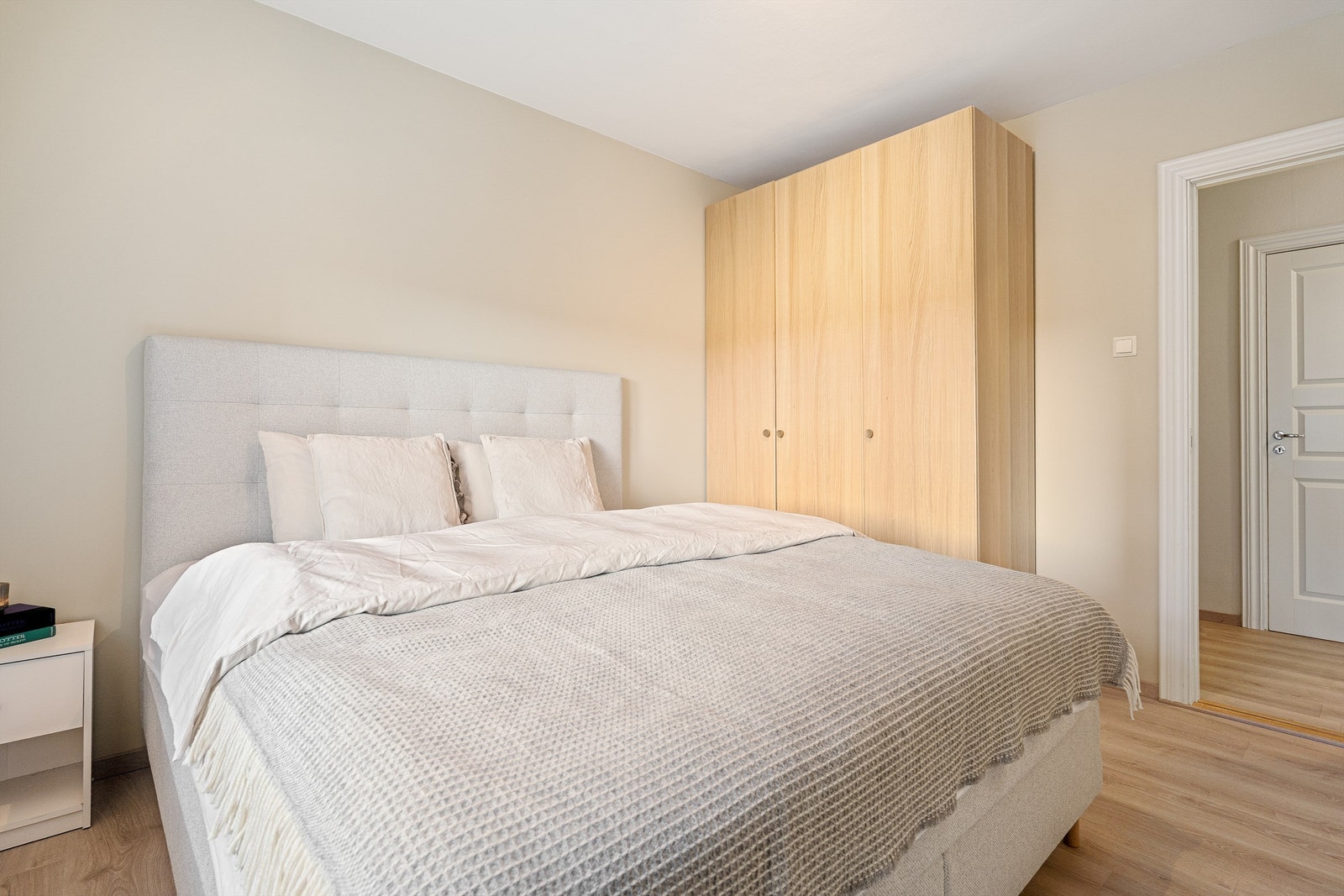 Soverommet oppleves rolig og lunt med nøytrale fargetoner. Galleribilde