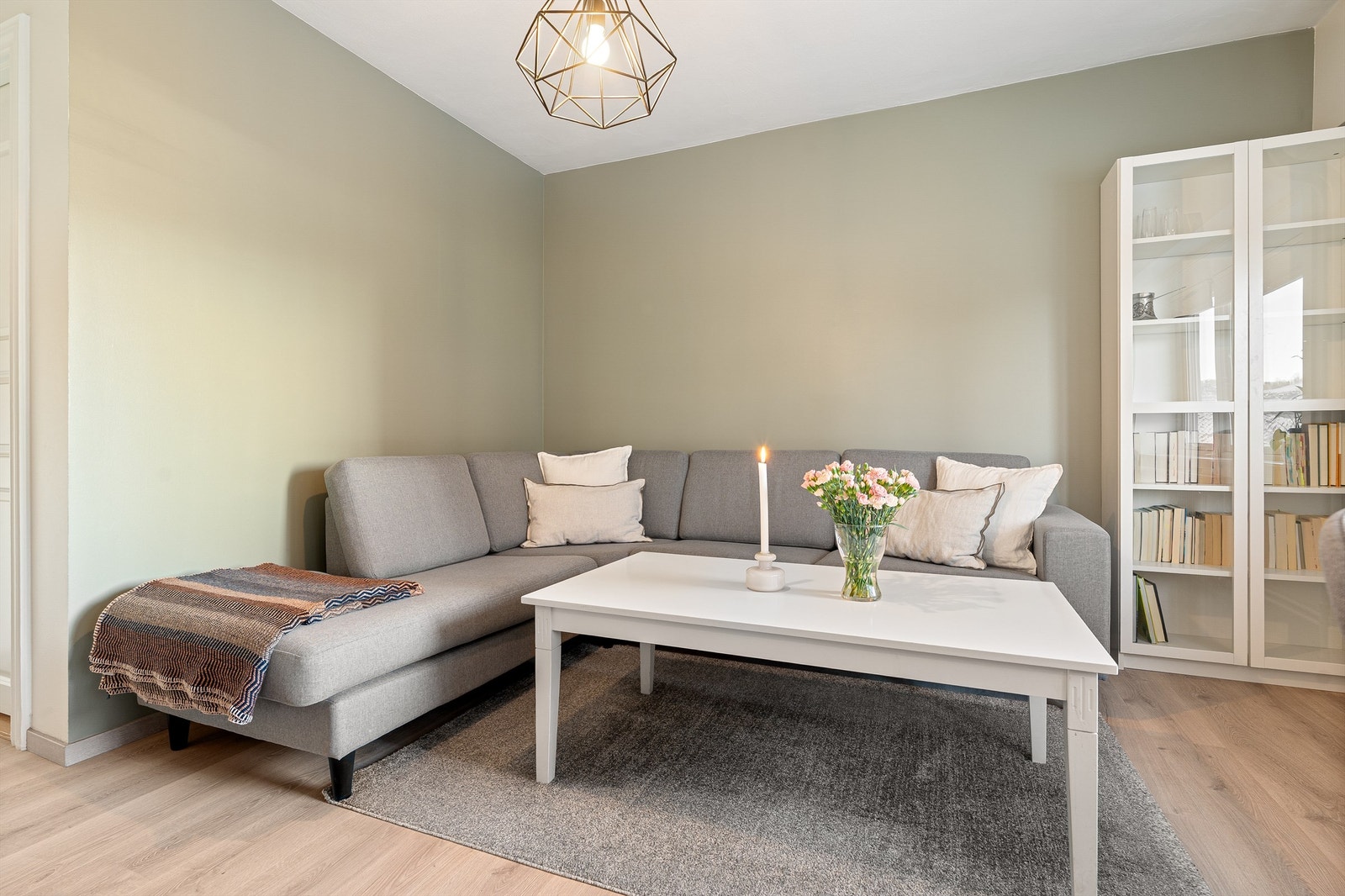 Stuen fremstår moderne med oppgraderte overflater i form av maling, og Pergo-laminat lagt i 2023, som gir et helhetlig og tidsriktig uttrykk. Galleribilde