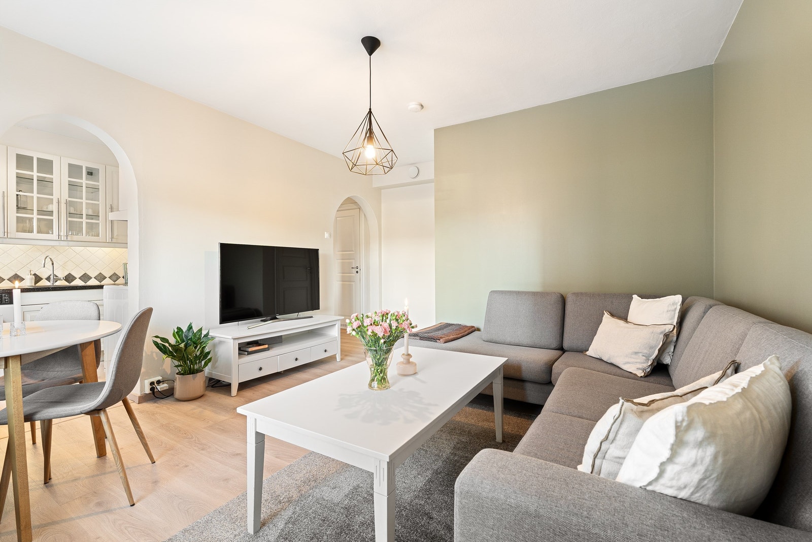 Åpen løsning mellom stue og kjøkken gir en praktisk og sosial romfølelse. Stue- og kjøkkenarealet måler til sammen romslige 23 kvm. Galleribilde