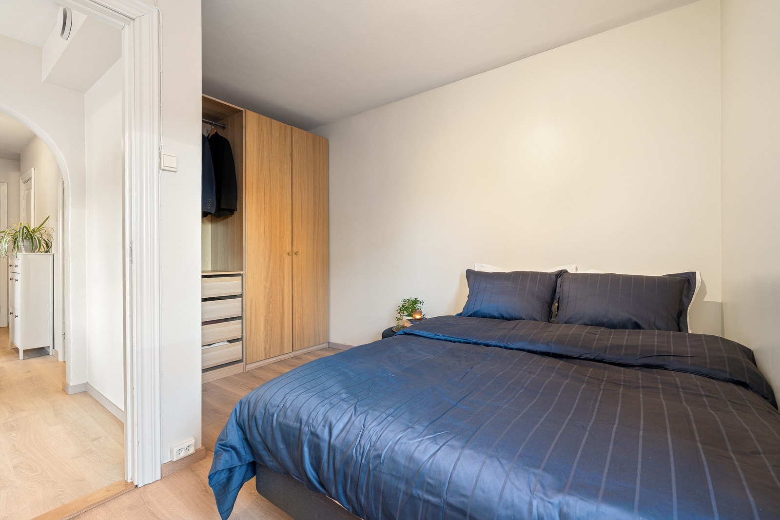 Rommet måler 10 kvm og har praktisk garderobeløsning og god utnyttelse av arealet. Galleribilde