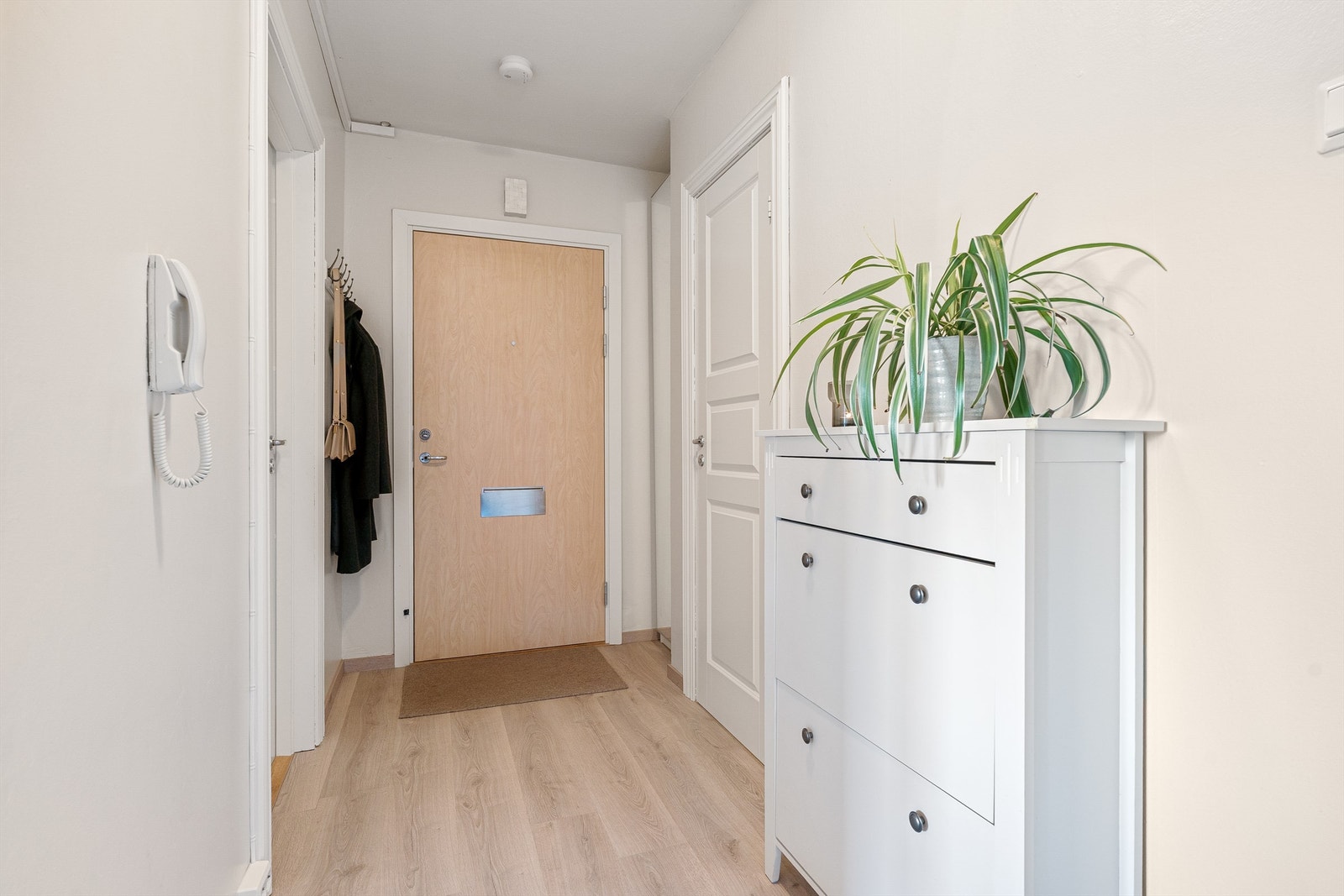 Leiligheten disponerer videre to boder på til sammen 6 kvm, hvor en befinner seg i felles kjeller, og en på felles loft. Galleribilde