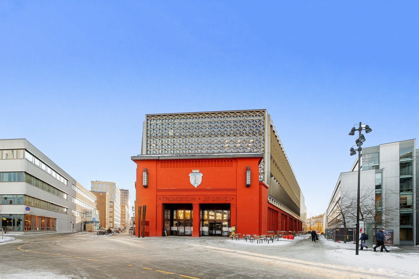 Den karakteristiske Trikkestallen i Teknobyen er et kjent landemerke i området. Her finner du arbeidsplasser, treningssenter og serveringstilbud - alt innen kort gangavstand fra boligen. Galleribilde