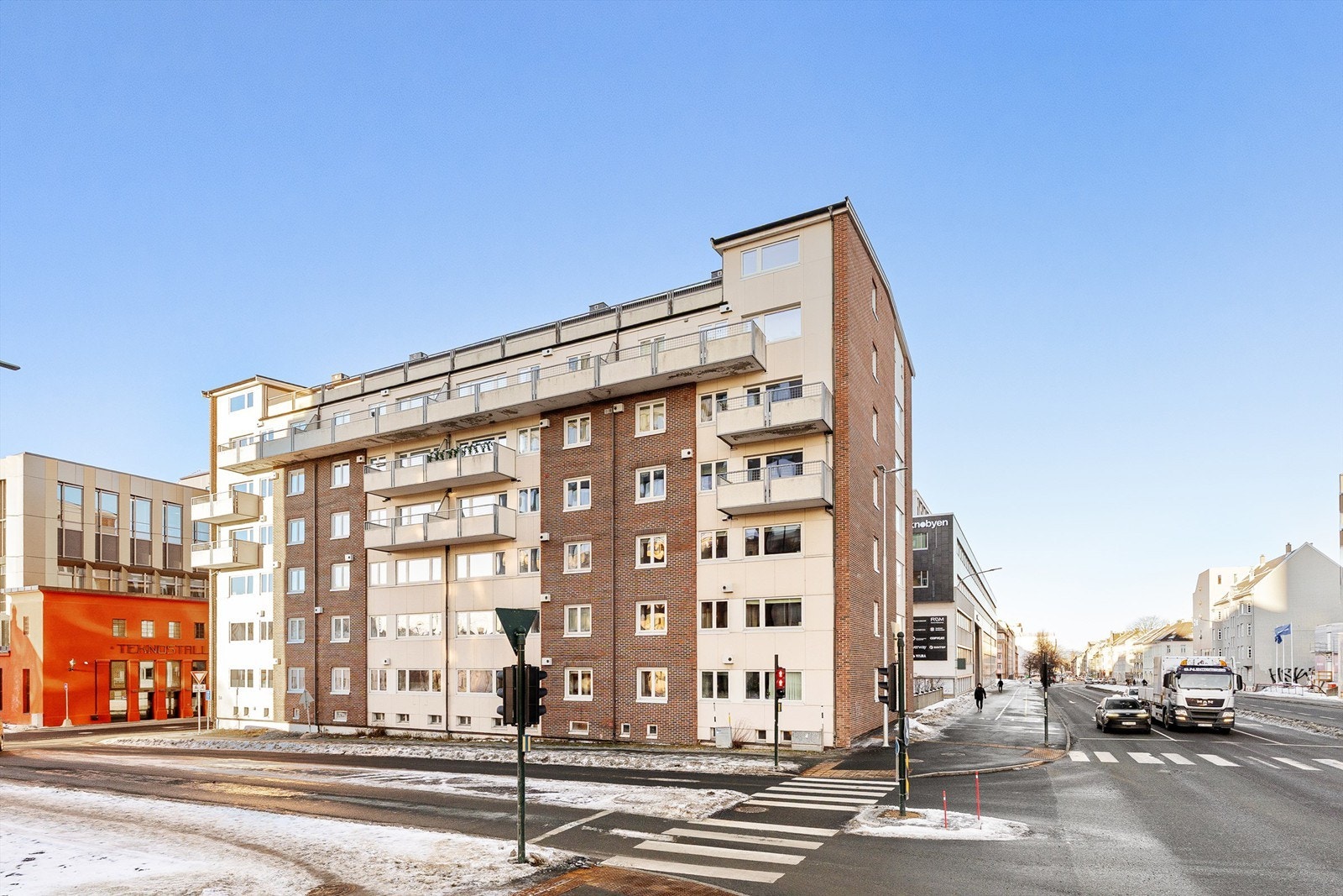 Fra boligen er det kort gangavstand til NTNU sine campuser på Gløshaugen og Kalvskinnet, samt forsknings- og næringsmiljøene ved SINTEF og Teknobyen. St. Olavs hospital ligger også i gangavstand. Det er vider gode kollektivmuligheter i området. Galleribilde