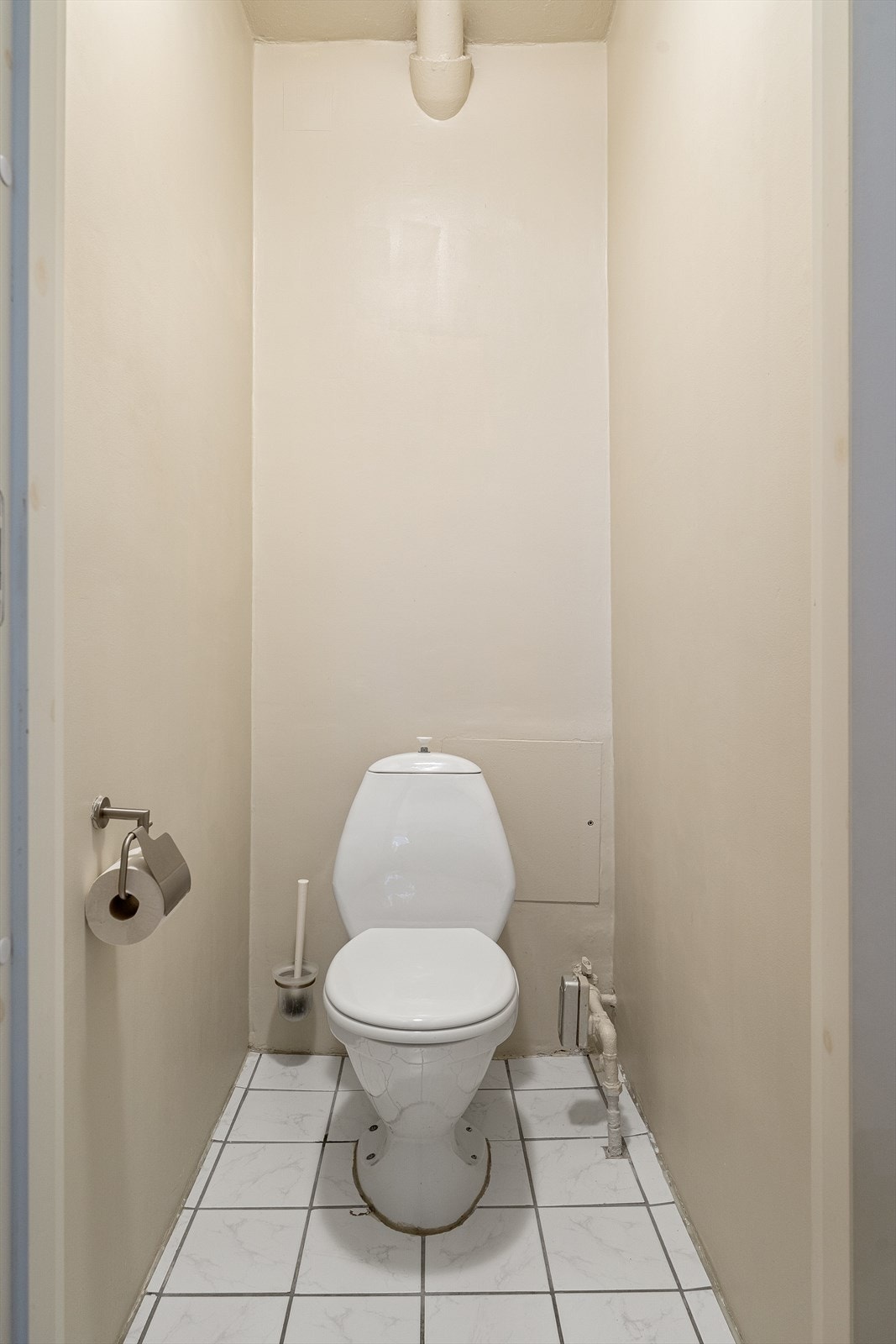 Praktisk separat toalettrom i forbindelse med entréen og badet. Galleribilde