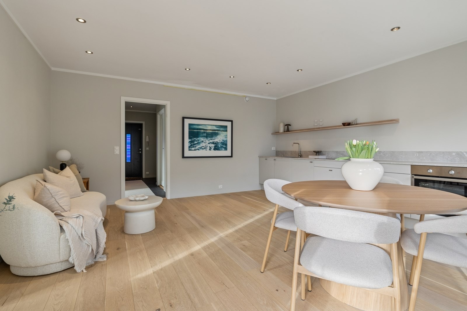 God plass til sofa i eget sofahjørne. Galleribilde