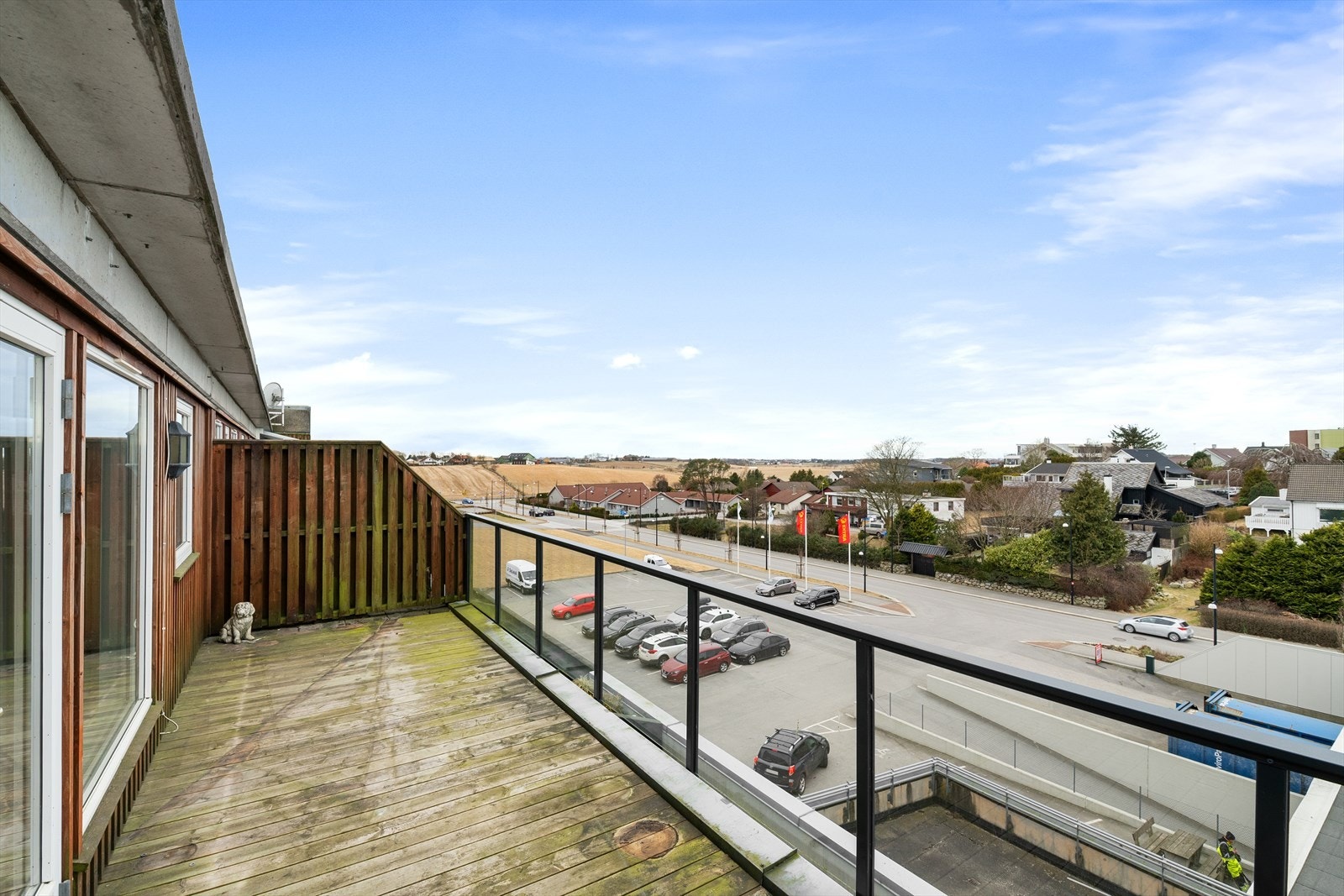 Fin utsikt, hvor en og kan glimte havet. Galleribilde