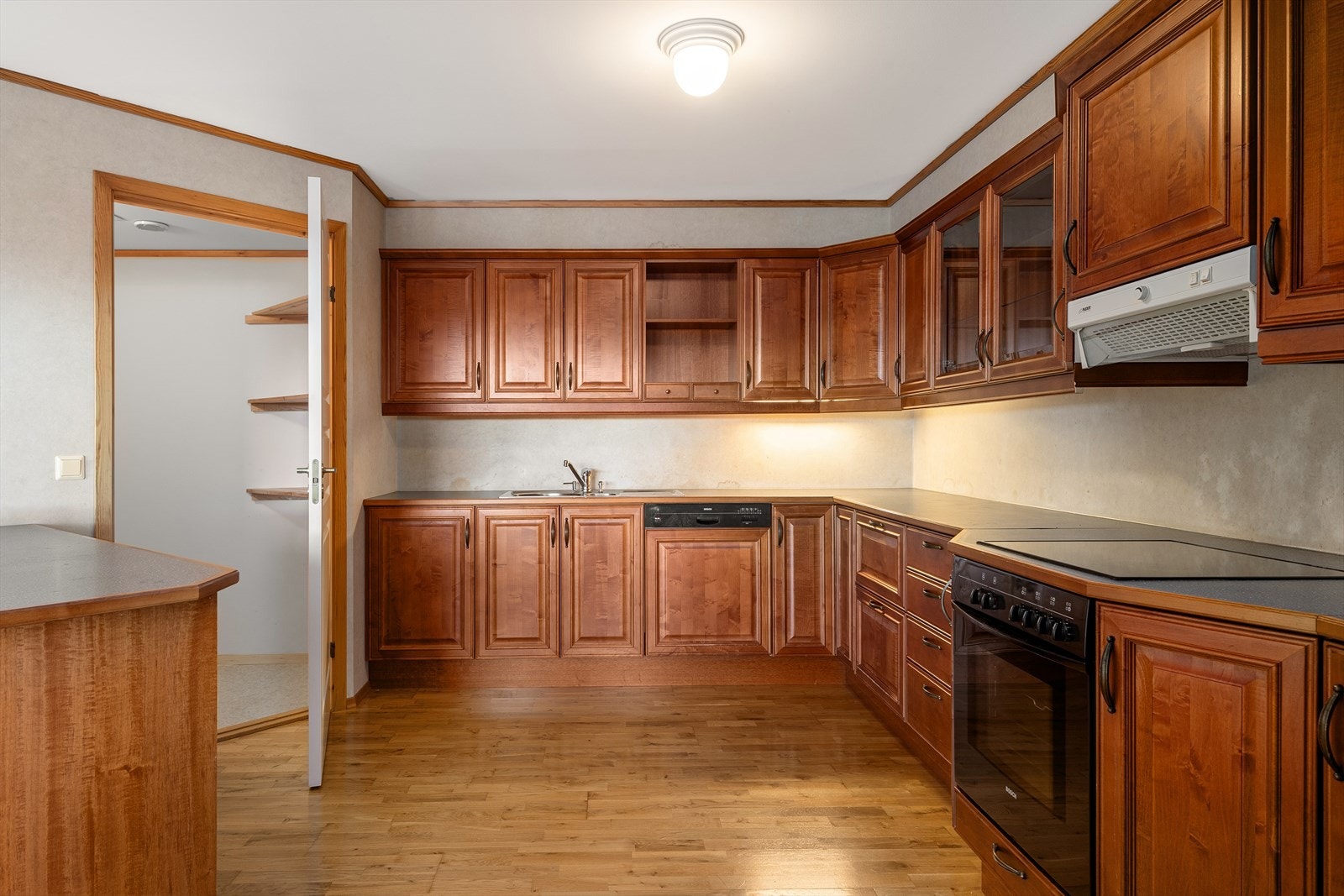 Her har man god oppbevaringsplass i både skuffer og skap. Galleribilde