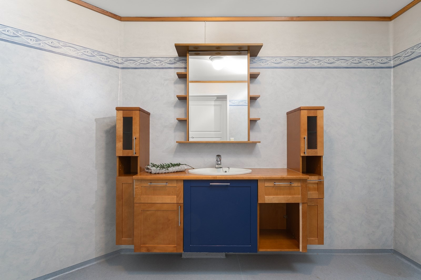 Badet har vinylbelegg på gulv og elektriske varmekabler. Galleribilde