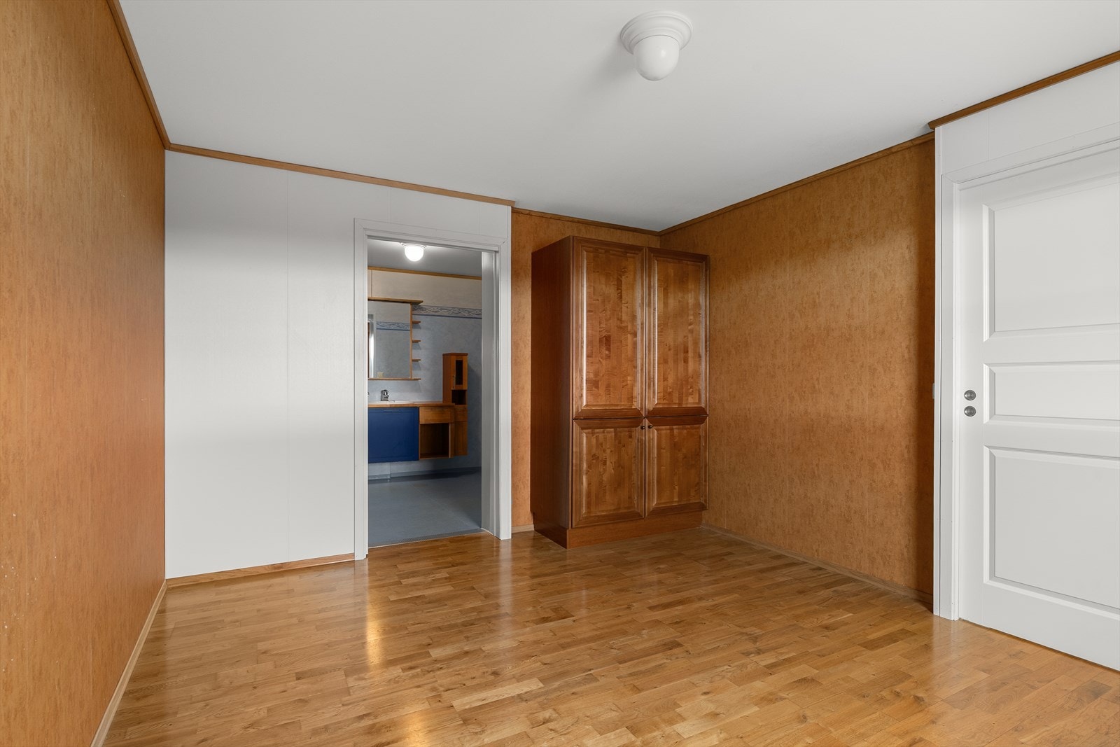 Hovedsoverommet har adkomst til både stuen og badet. Medfølgende garderobe. Galleribilde