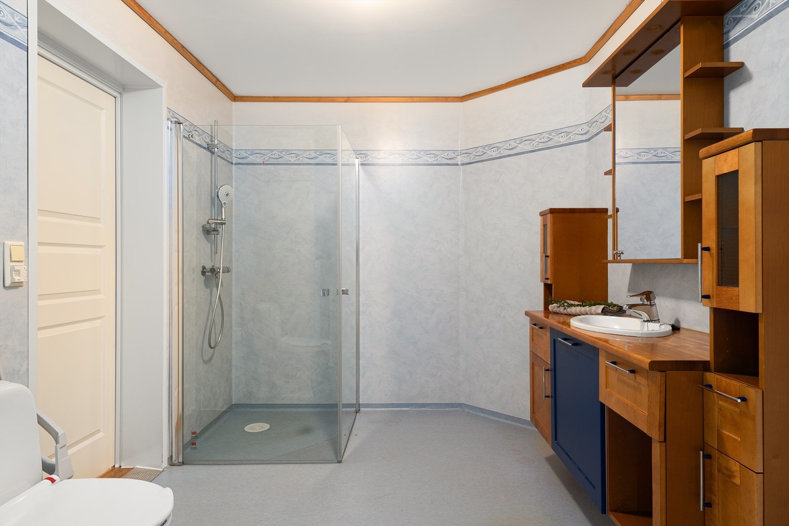 Her har du også dusjhjørne med glassdører og
opplegg/plass for vaskemaskin og kondenstørketrommel. Galleribilde