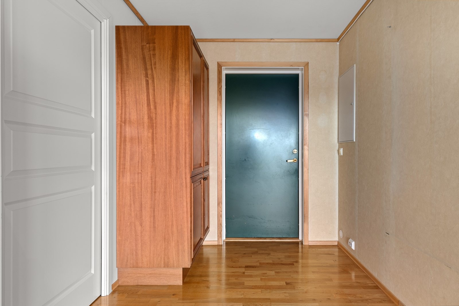 Entré/gang, stort medfølgende skap som gir gode oppbevaringsmuligheter. Galleribilde