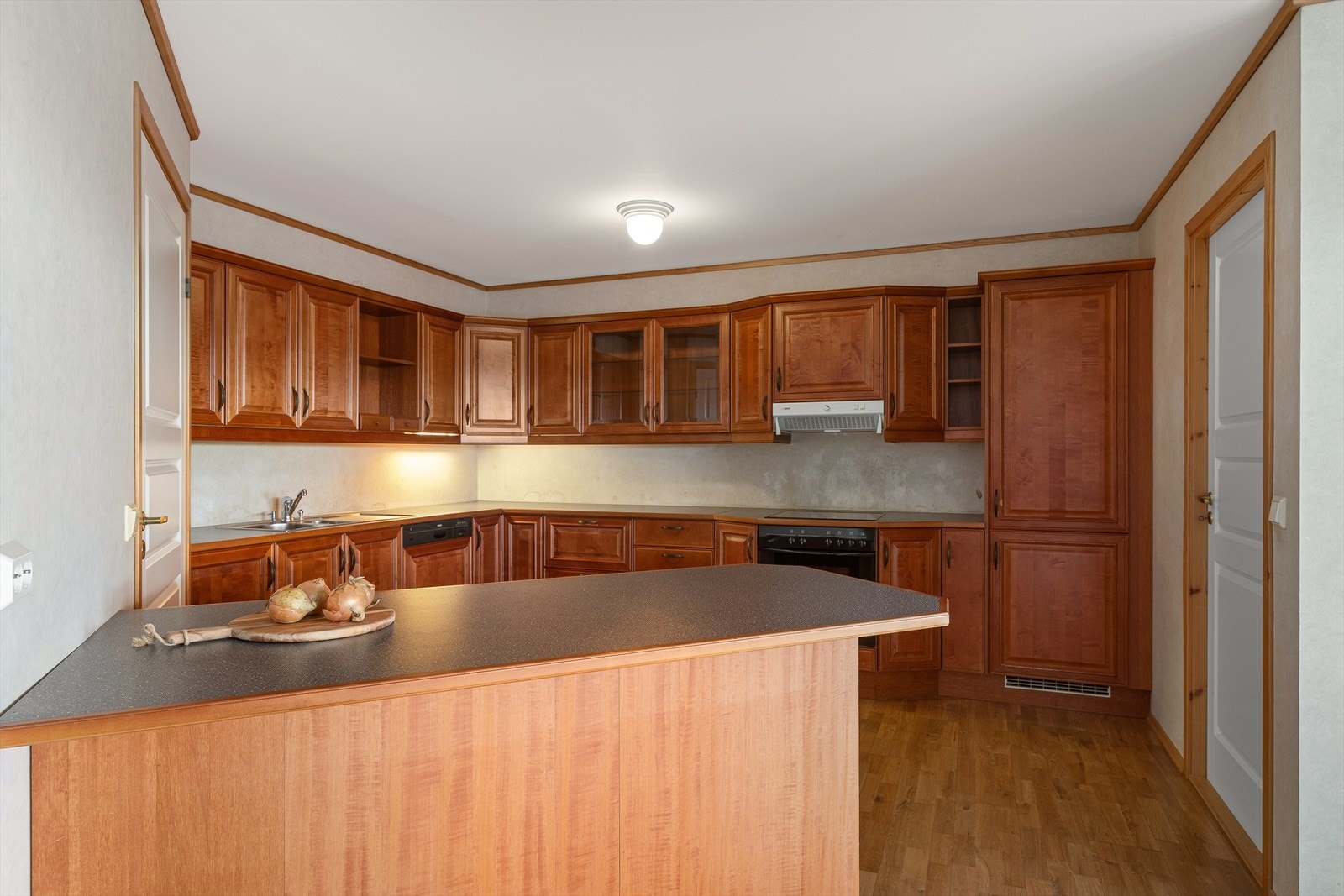 På kjøkkenet er det rikelig med benkeplass. Galleribilde