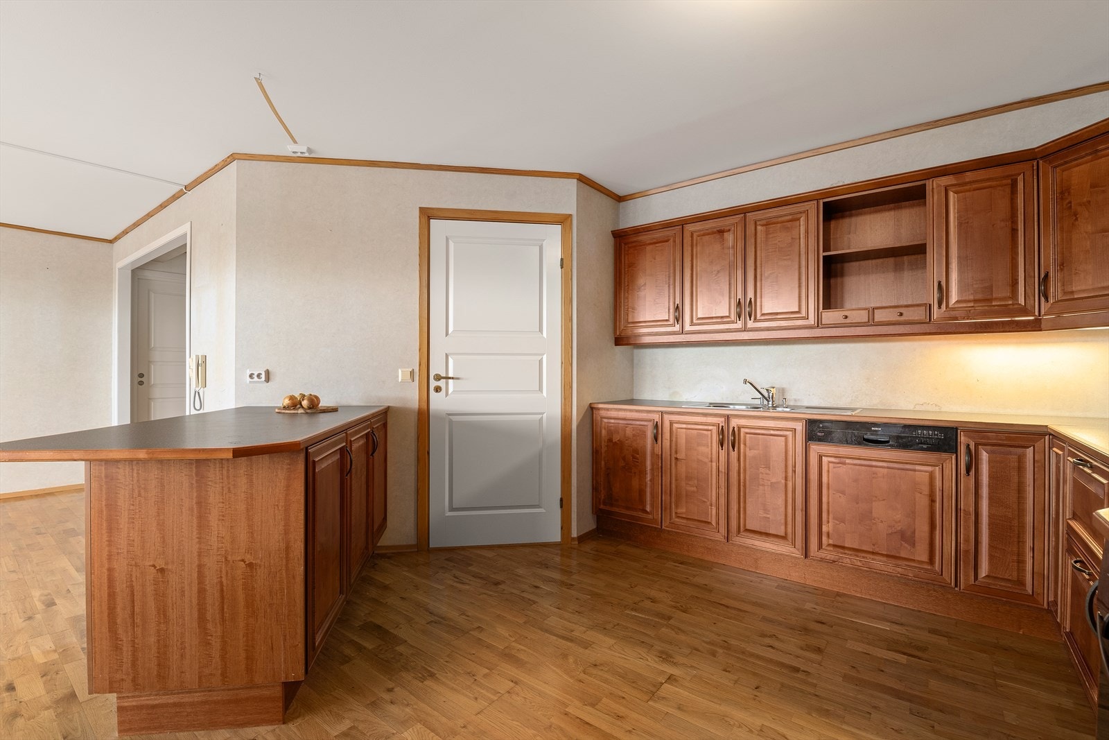 Kjøkken har profilerte fronter og benkeplate av laminat med nedfelt vask. Galleribilde