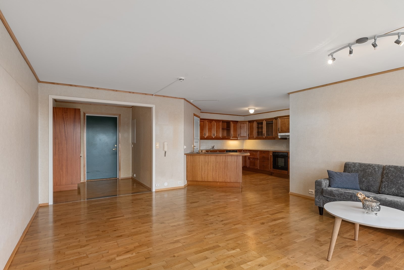 Fra stuen er det åpen løsning inn mot kjøkken. Kjøkkenøya fungerer både som ekstra arbeidsbenk, samt som en god romdeler. Galleribilde