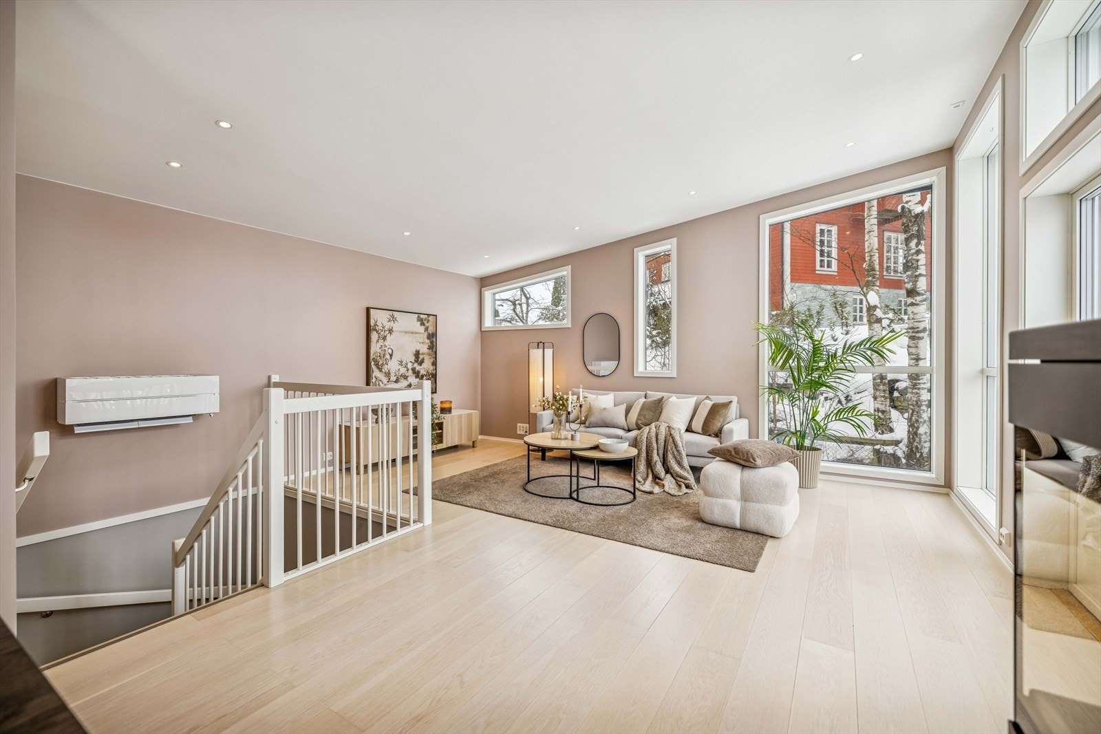 Oppvarming sikres med en luft-til-luft-varmepumpe samt en moderne peisovn. Galleribilde