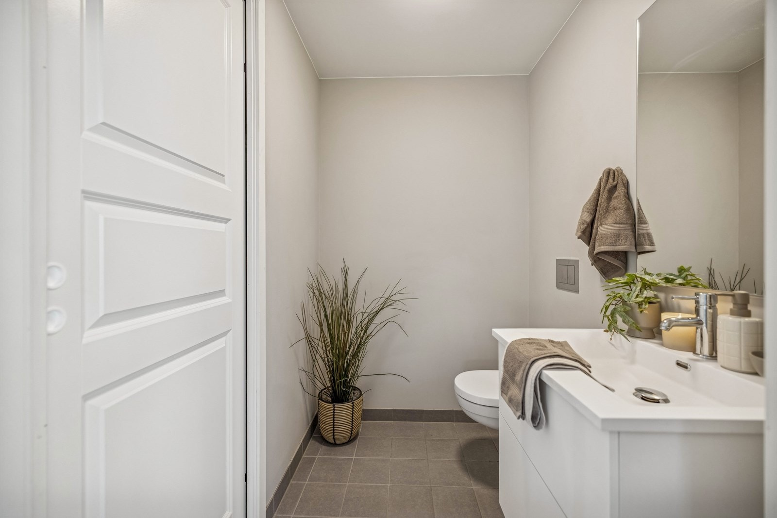 I andre etasje finnes også et praktisk toalettrom med servant og vegghengt WC. Galleribilde