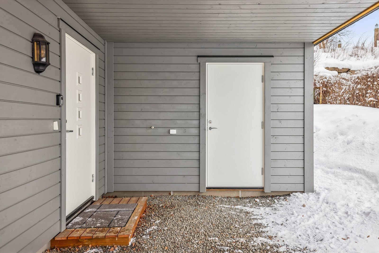 Overbygd inngangsparti med carport på 18 m² og en praktisk utvendig bod på 8 m². Galleribilde