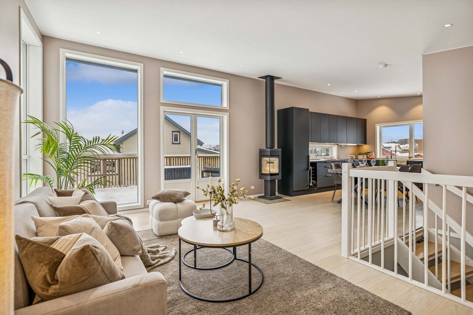 Fra stuen er det direkte utgang til takterrassen via en 2-fløyet terrassedør. Galleribilde