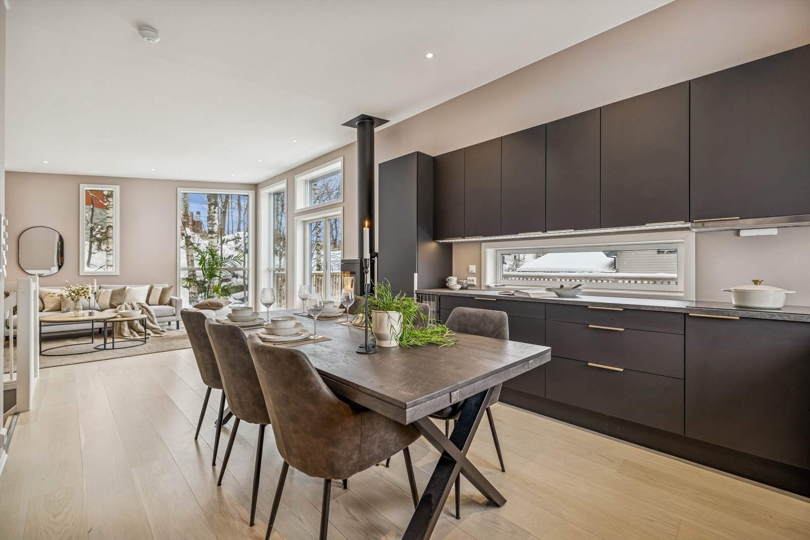 Gjennomgående materialvalg og downlights i taket skaper et helhetlig uttrykk. Galleribilde