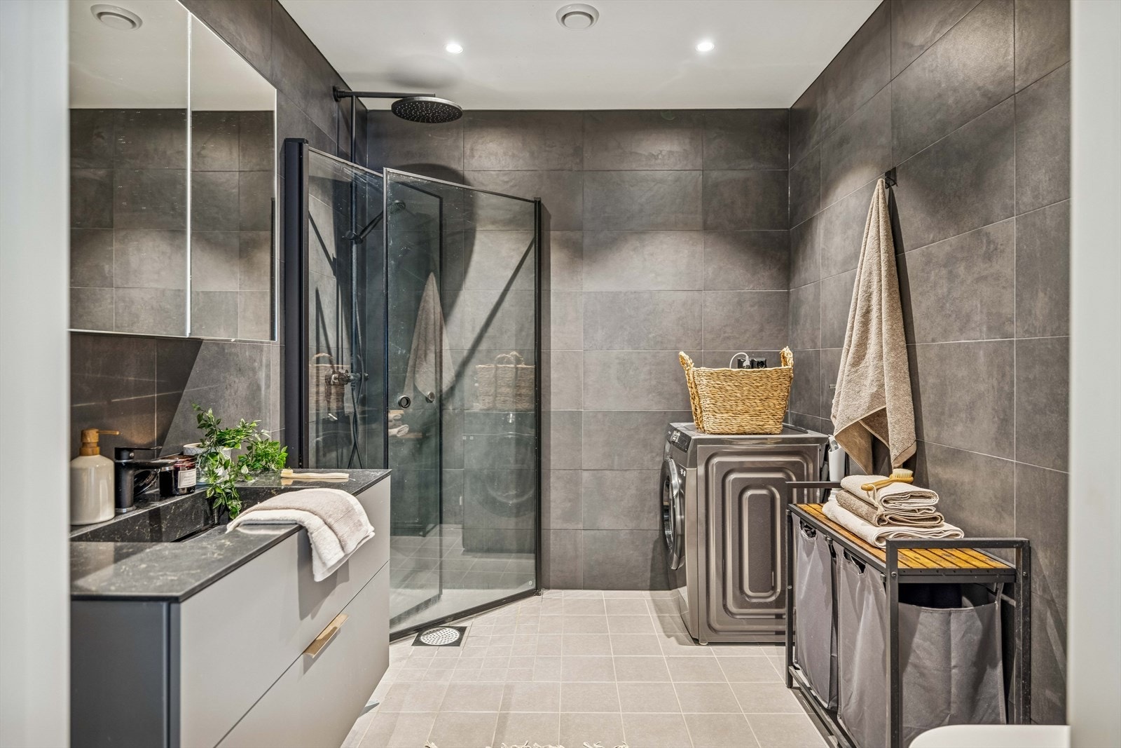 Moderne baderom med flislagte overflater og elektriske gulvvarme. Galleribilde